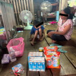 “น้องขยับเข้ามาใกล้ คุณยายบอกว่าน้องชอบให้อุ้ม”