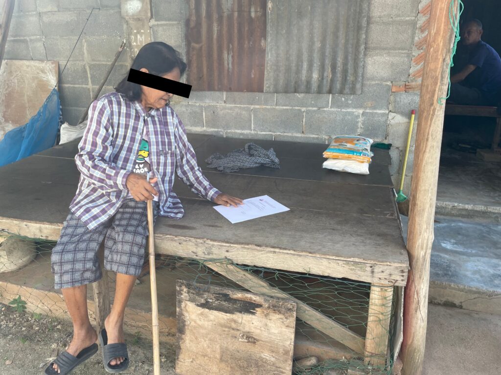 “คุณป้าเดินเหินไม่ค่อยสะดวก ต้องใช้ไม้เท้าช่วย”