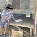 “คุณป้าเดินเหินไม่ค่อยสะดวก ต้องใช้ไม้เท้าช่วย”