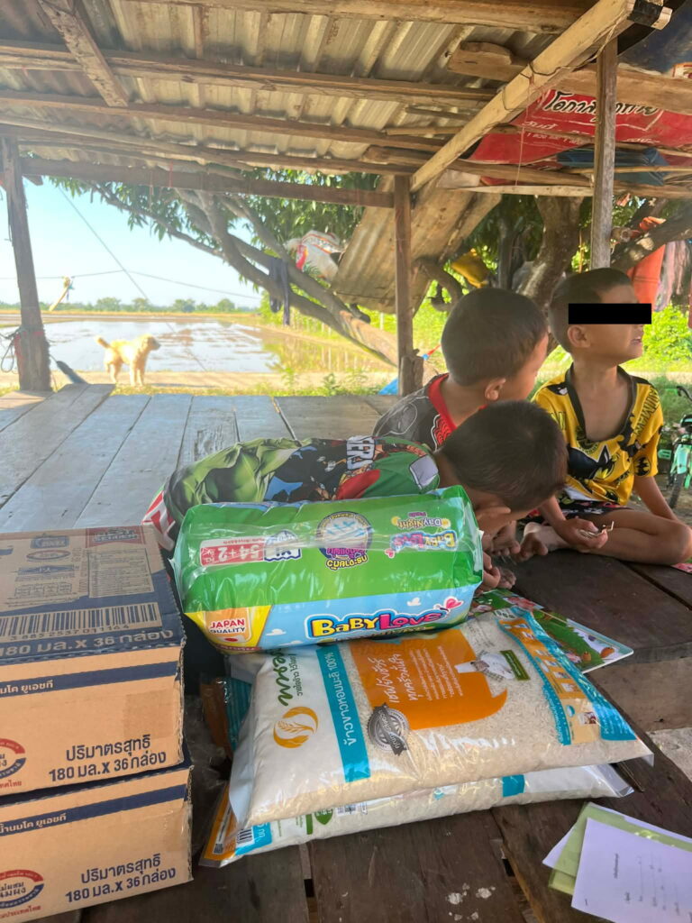 “คุณย่าออกไปทำงานแต่เช้า เด็ก ๆ อยู่บ้านเล่นด้วยกันสนุกสนาน”