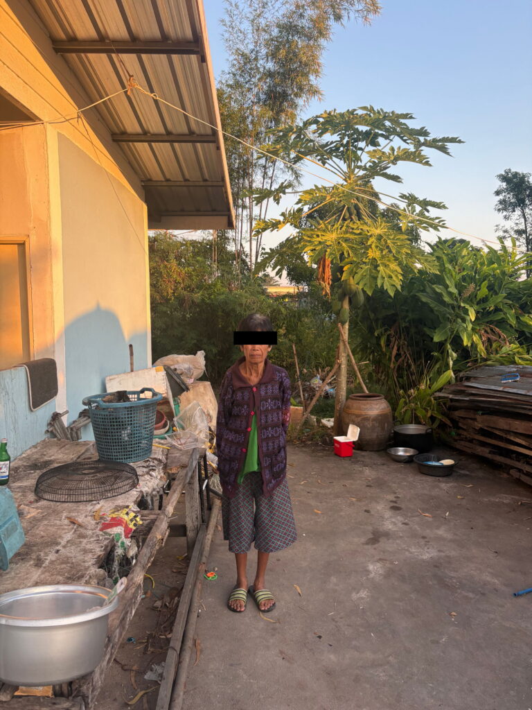 “ครอบครัวนี้อยู่ร่วมกันแบบพึ่งพาอาศัยกัน คุณยายมีรายได้จากเงินผู้สูงอายุ และลูก ๆ ช่วยดูแลค่าใช้จ่ายบางส่วน”