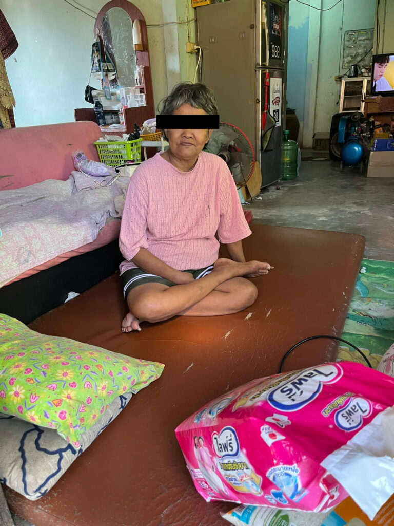 “คุณป้ายิ้มรับ มีหลานคอยดูแลใกล้ชิด ส่วนสามีออกไปทำงาน เป็นเสาหลักของครอบครัว”