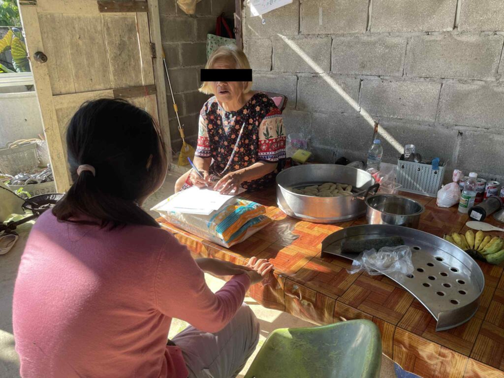 “คุณยายทำขนมไว้กินกันในบ้าน น้องสาวเป็นคนออกไปหาเงิน รายได้น้อยแต่ก็คอยดูแลกันเสมอ”