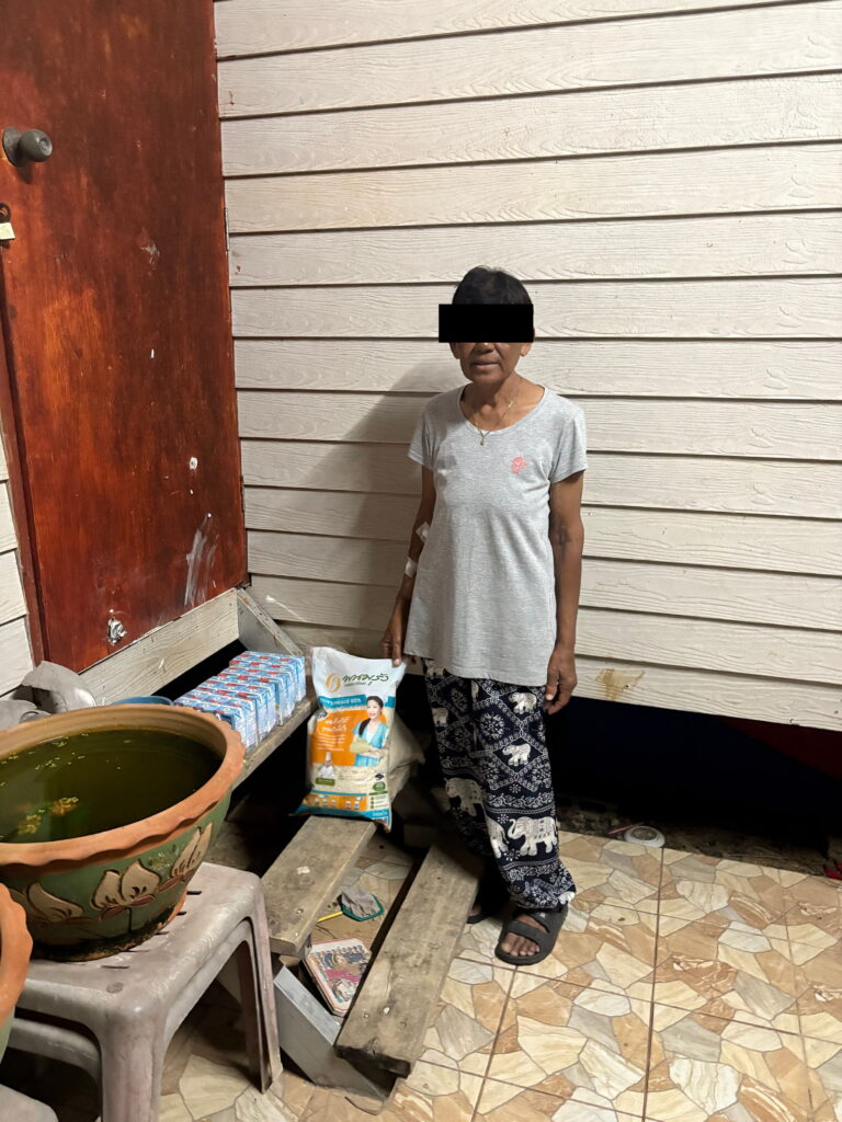 “เพราะข้อจำกัดด้านสุขภาพ คุณยายจึงเปลี่ยนมาขายของในตอนเช้า เพื่อให้มีเวลาดูแลตัวเองและหลานไปพร้อมกัน”