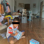 “น้องคุยเก่งเหมือนเดิม ร่าเริง และชื่นชอบการไปโรงเรียน ขณะที่คุณยายใช้ไม้เท้าช่วยในการทำกิจวัตรประจำวัน”