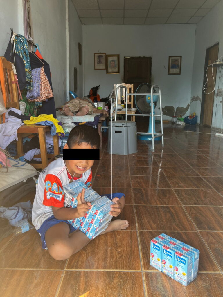 “น้องคุยเก่งเหมือนเดิม ร่าเริง และชื่นชอบการไปโรงเรียน ขณะที่คุณยายใช้ไม้เท้าช่วยในการทำกิจวัตรประจำวัน”