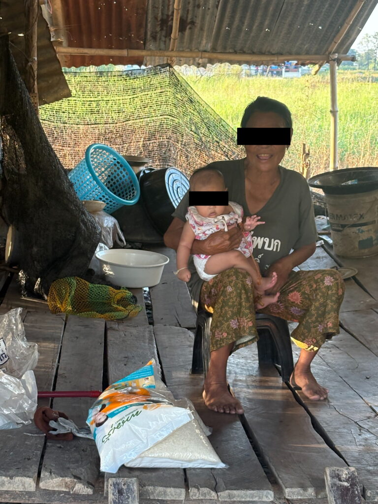 “เตาถ่านและแหล่งน้ำใกล้บ้าน คือรายได้และปากท้อง เป็นวิถีชีวิตเรียบง่ายที่ช่วยหล่อเลี้ยงครอบครัวในทุกวัน”