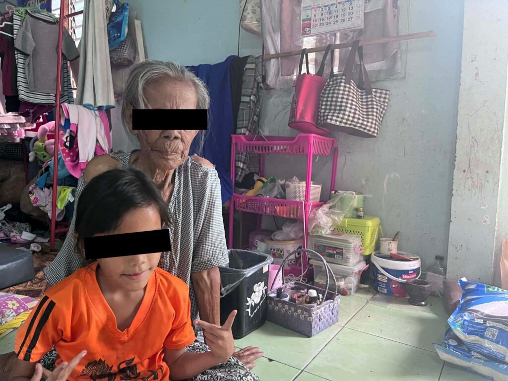 “คุณยายกลับมาพักฟื้นที่บ้านแล้ว หลานสาวต้องขาดเรียนหลายวันเพราะค่าใช้จ่ายไม่เพียงพอ”