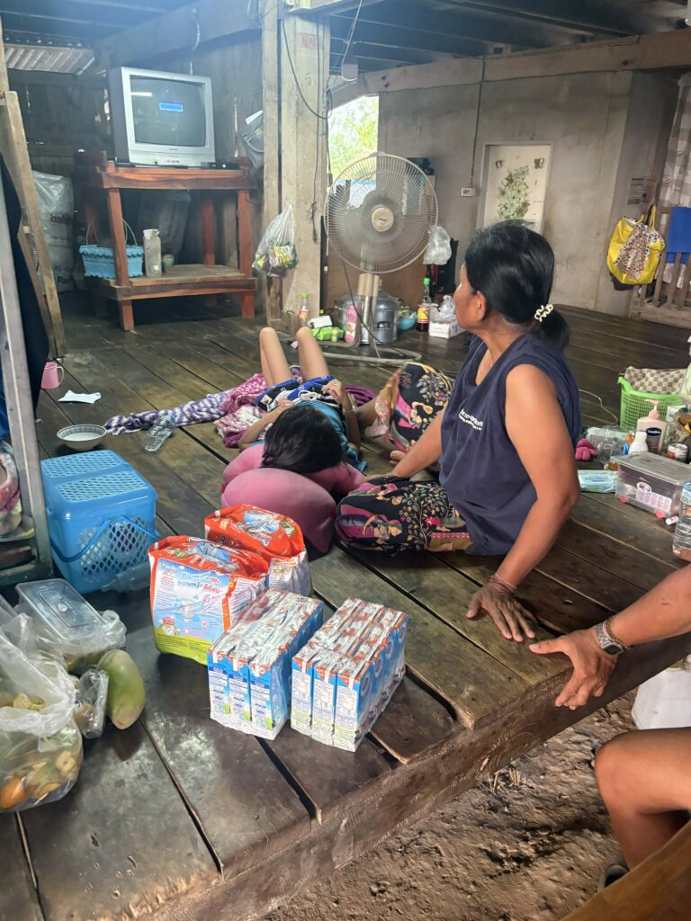 “คุณป้าต้องนอนรักษาตัวที่โรงพยาบาล ทำให้การดูแลหลานนั้นต้องอาศัยคนในครอบครัวและเพื่อนบ้านช่วยดูแล”