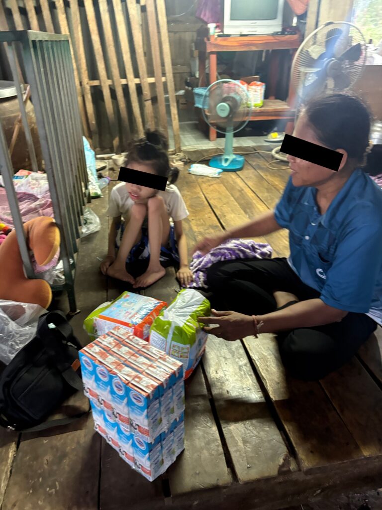“คุณยายวูบล้มอีกครั้ง ต้องรักษาตัวอยู่หลายวัน ครอบครัวยิ่งลำบากมากขึ้น แต่ยังคงพยายามดูแลกันอย่างดี”